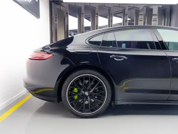 Porsche Panamera 4 E-Hybrid