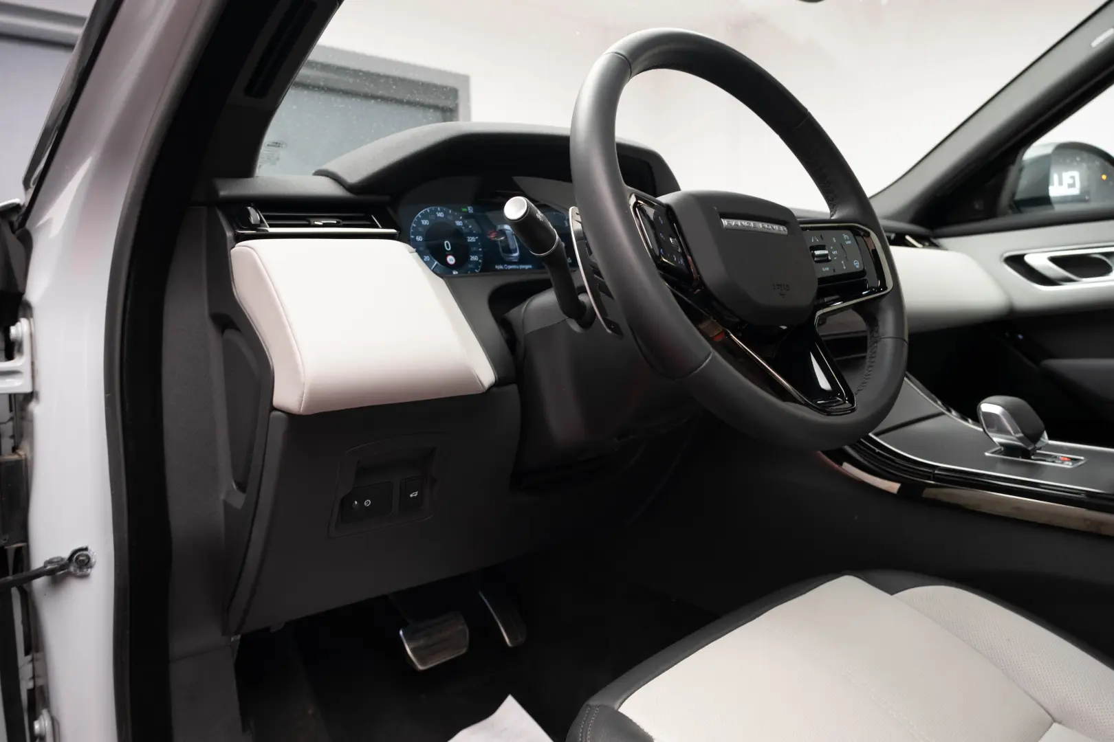 Range Rover Velar D300 Dynamic SE Pano DAB LED