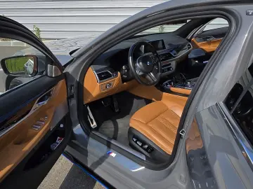 BMW 745