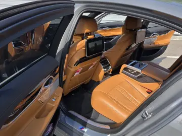 BMW 745