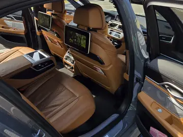 BMW 745