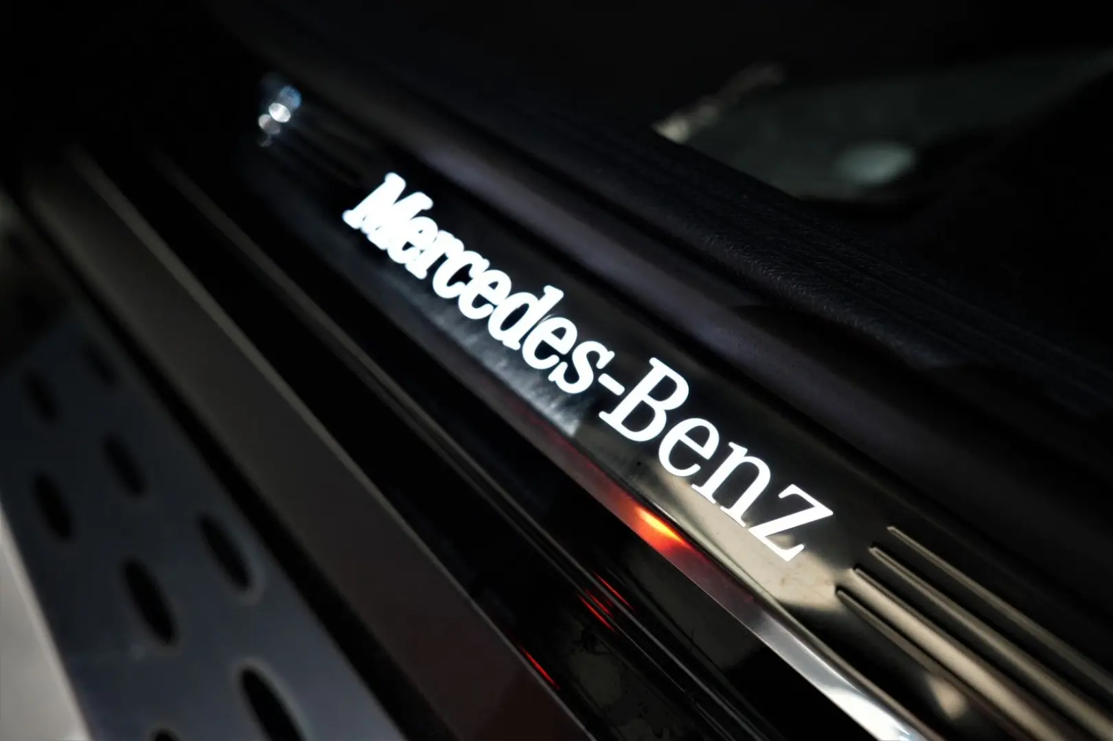 GLC 300 e 4Matic*AMG-LINE*LEDER*NAVI*LED*1.HAND*