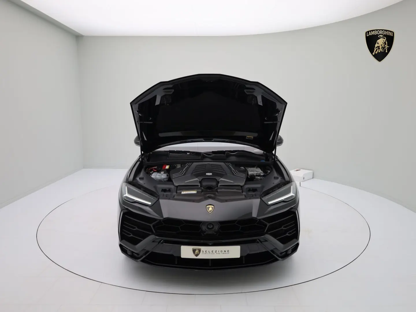 Urus MY22 I AKRAPOVIC`I B&O I PANO