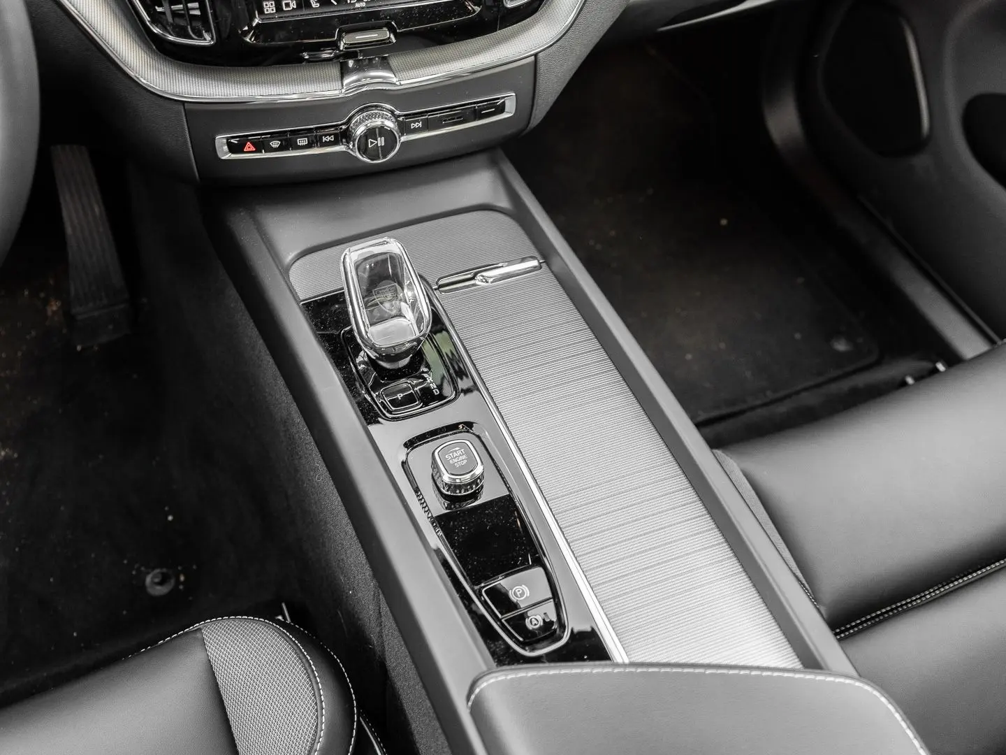 XC60 Plus Dark Recharge Plug-In Hybrid AWD T6 Tw