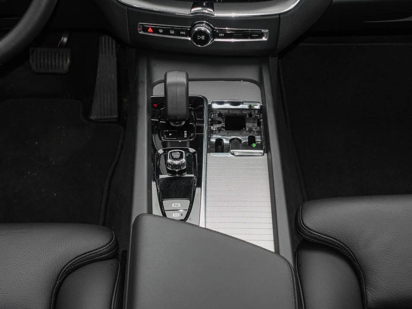XC60 R Design Recharge Plug-In Hybrid AWD T8 Twi