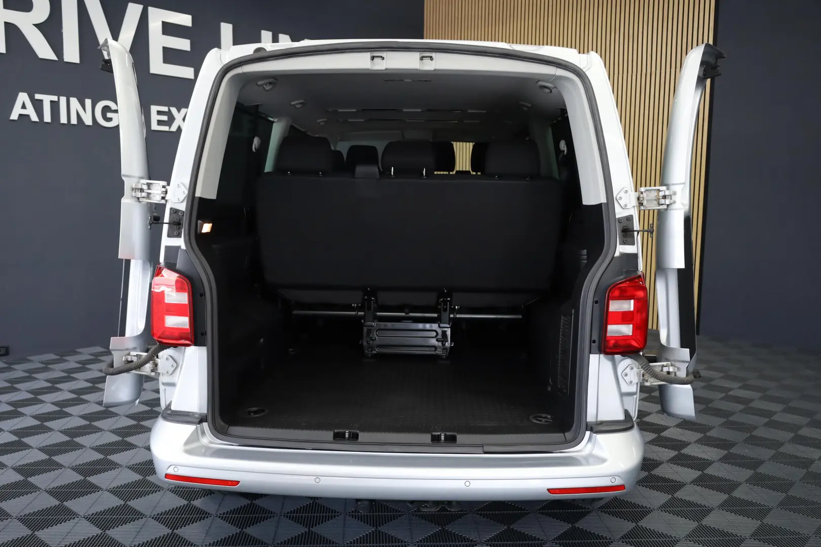 VW Caravelle DSG Lang Comfortline Bus