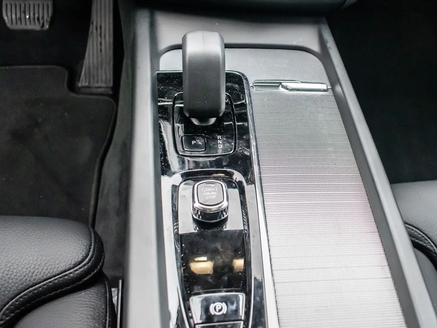 XC60 Plus Dark Recharge Plug-In Hybrid AWD T8 Tw