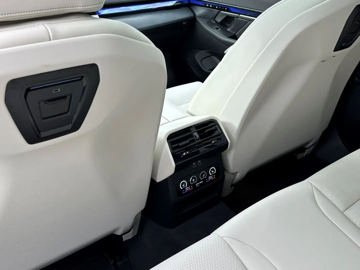 i5 M60 xDrive ICONIC PANO KLIMASITZ DAP B&W PA+