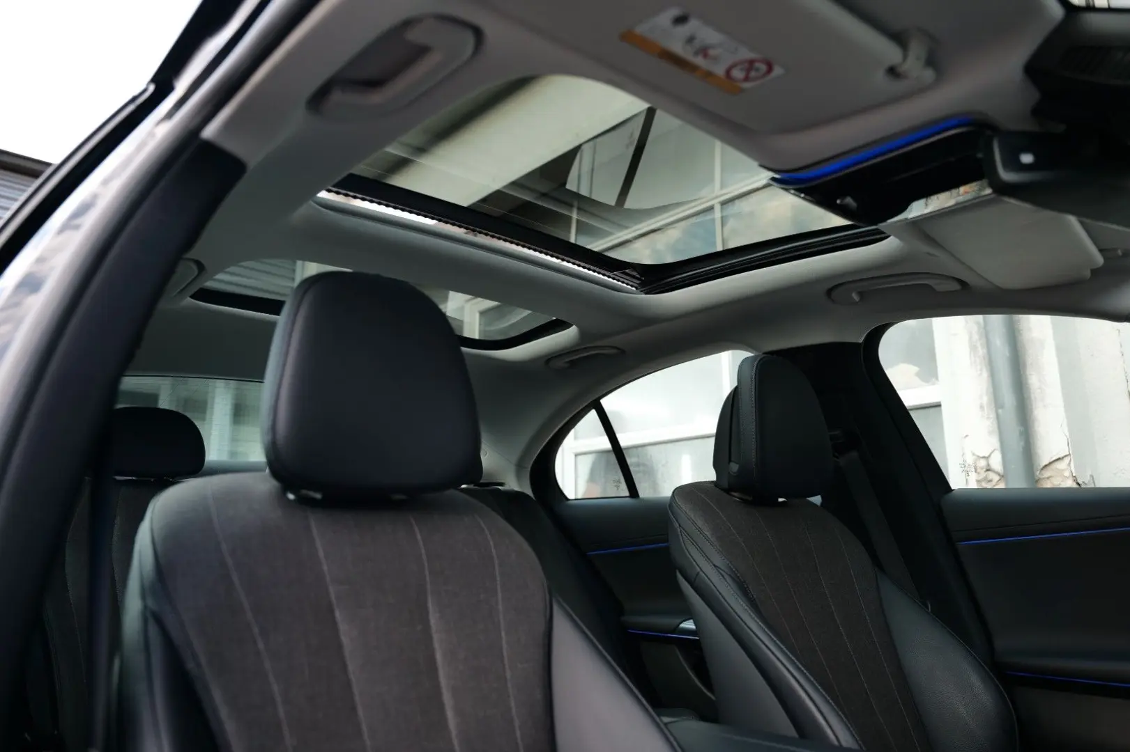 MERCEDES E 200 Avantgarde Advanced PANO+DISTRONIC+LEASING
