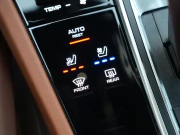 E-Hybrid Coupé  SPORTDESIGN-HINTERACHSL-AHK-VOLL