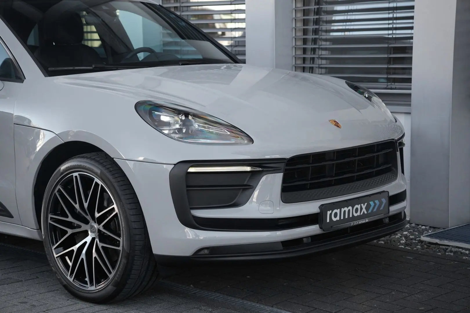 MACAN  LUFTFEDERUNG-PANO-STANDH.-BOSE-21SPYDER
