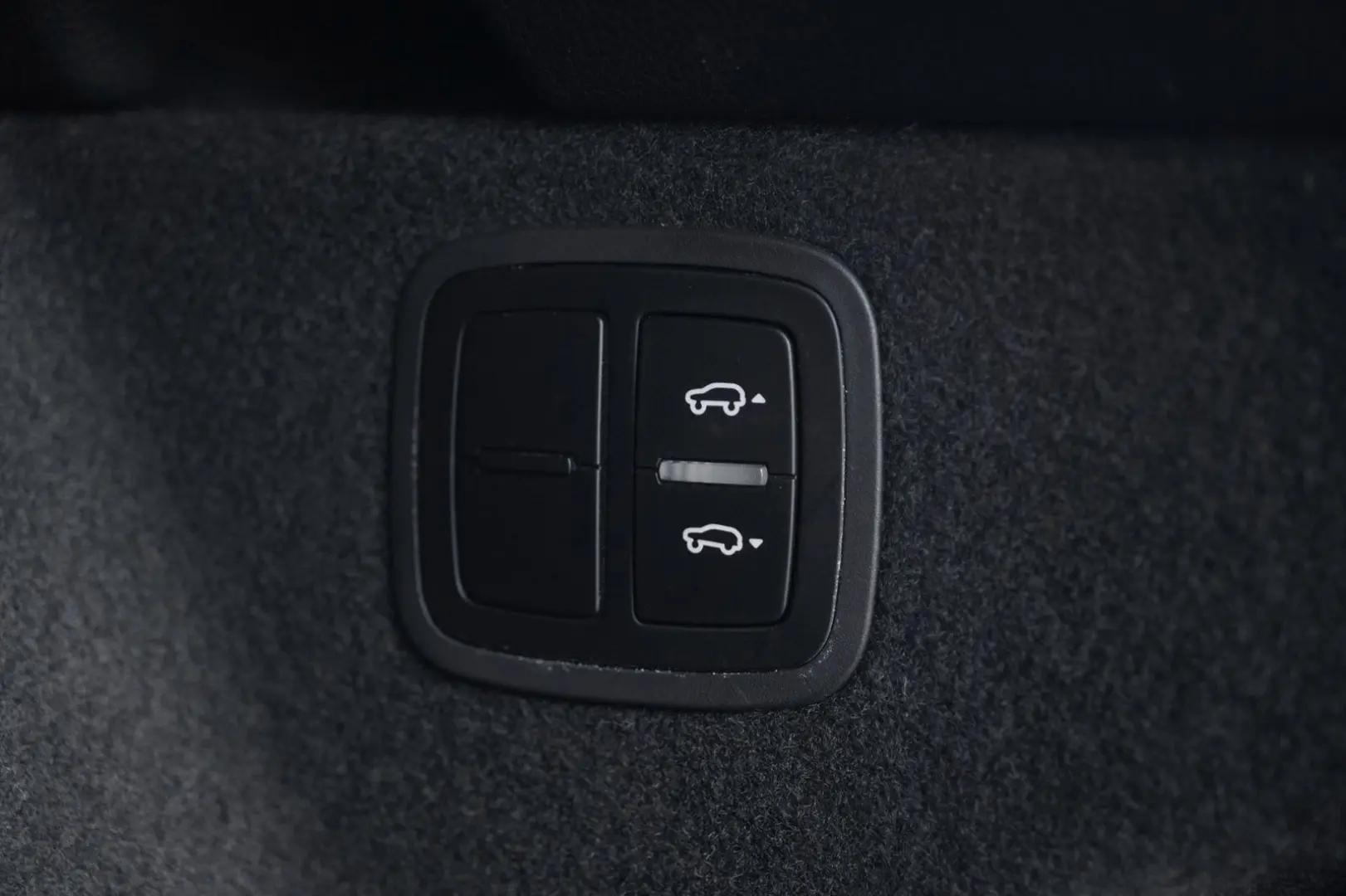 MACAN  LUFTFEDERUNG-PANO-STANDH.-BOSE-21SPYDER