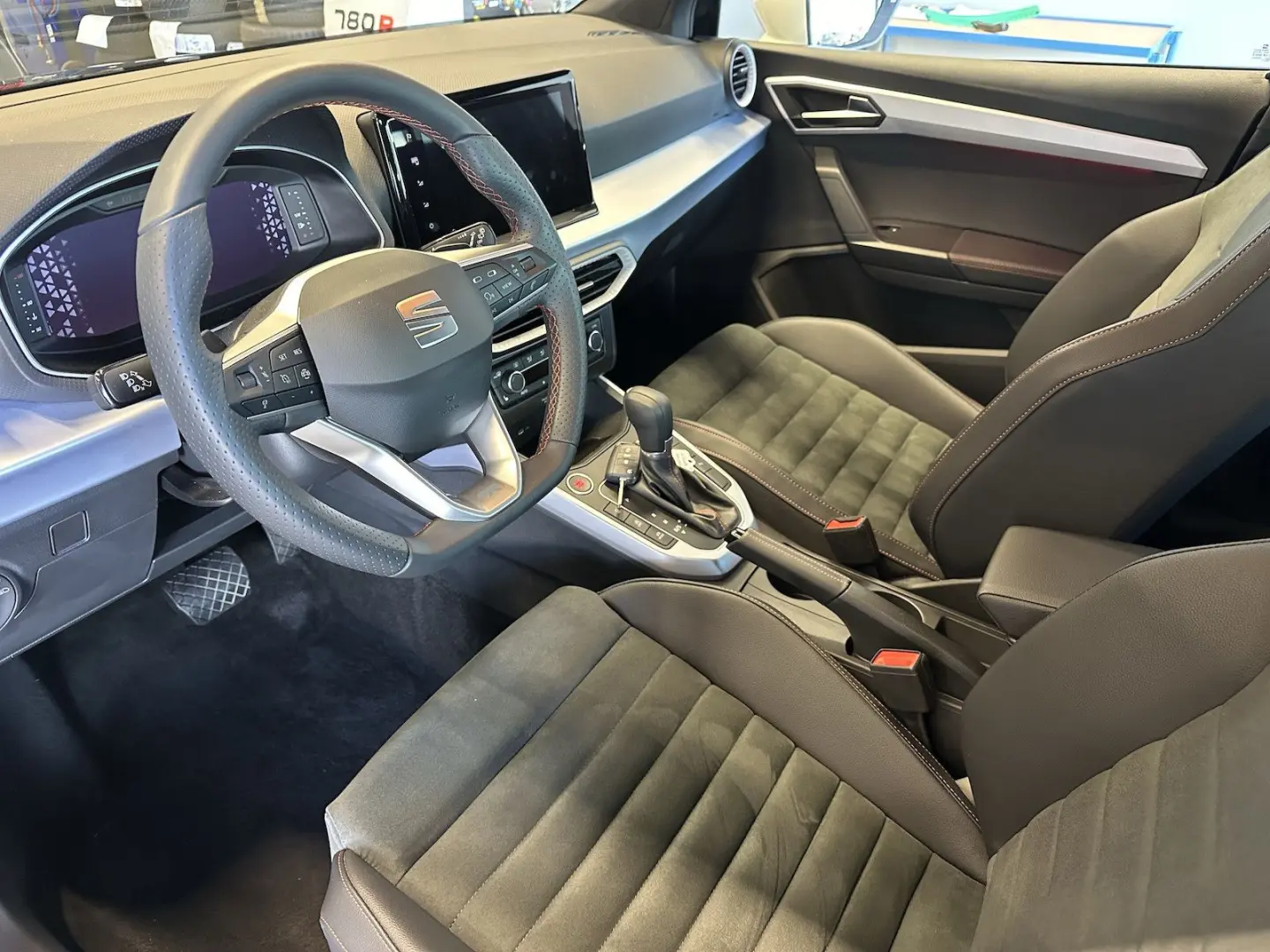 Arona 1,5TSI DSG FR NAVI VOLL LED ALCANTARA