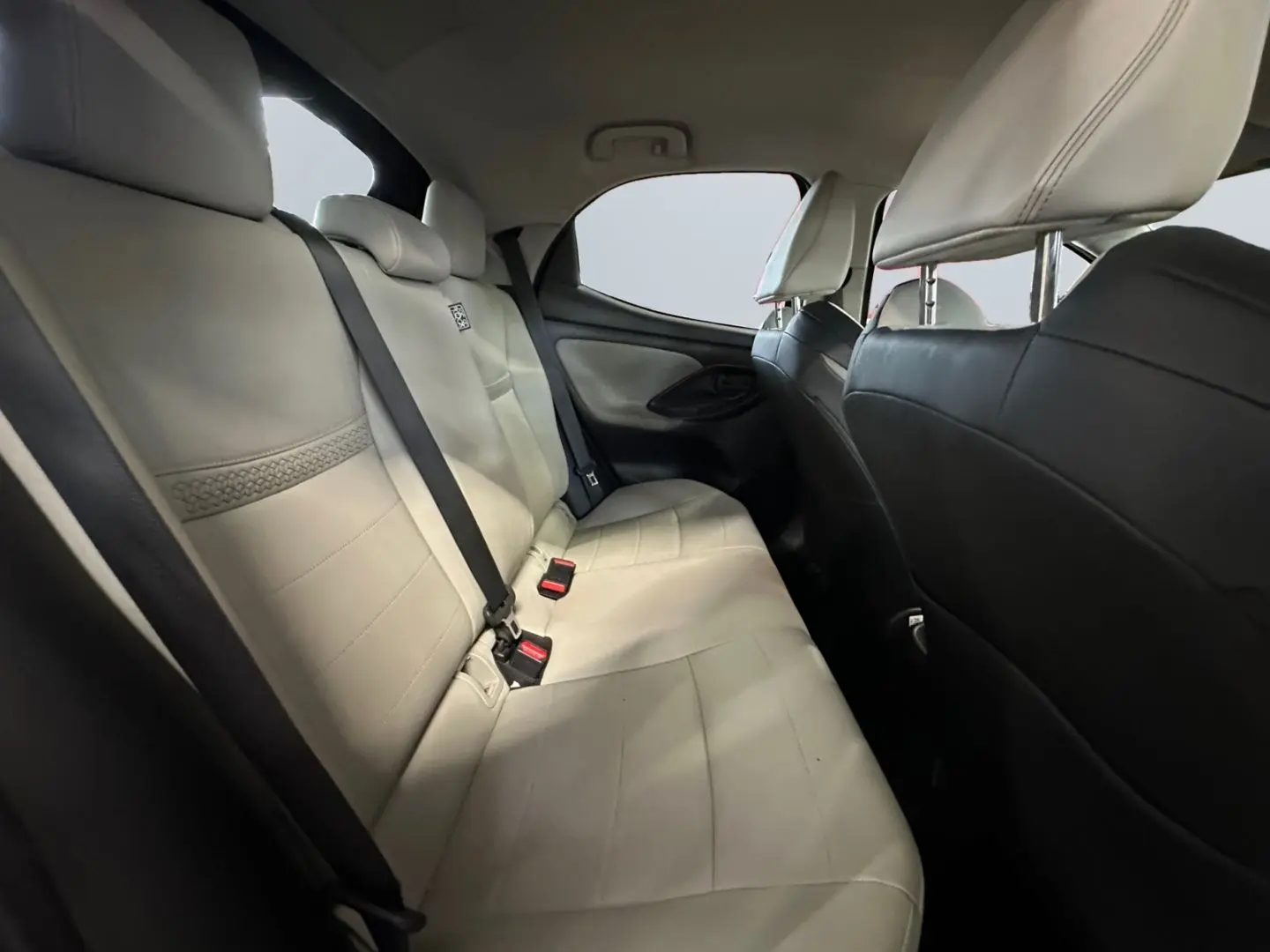 Yaris 1.5 Elegant *LED*CarPlay*Leder*CAM*Sitzhz*