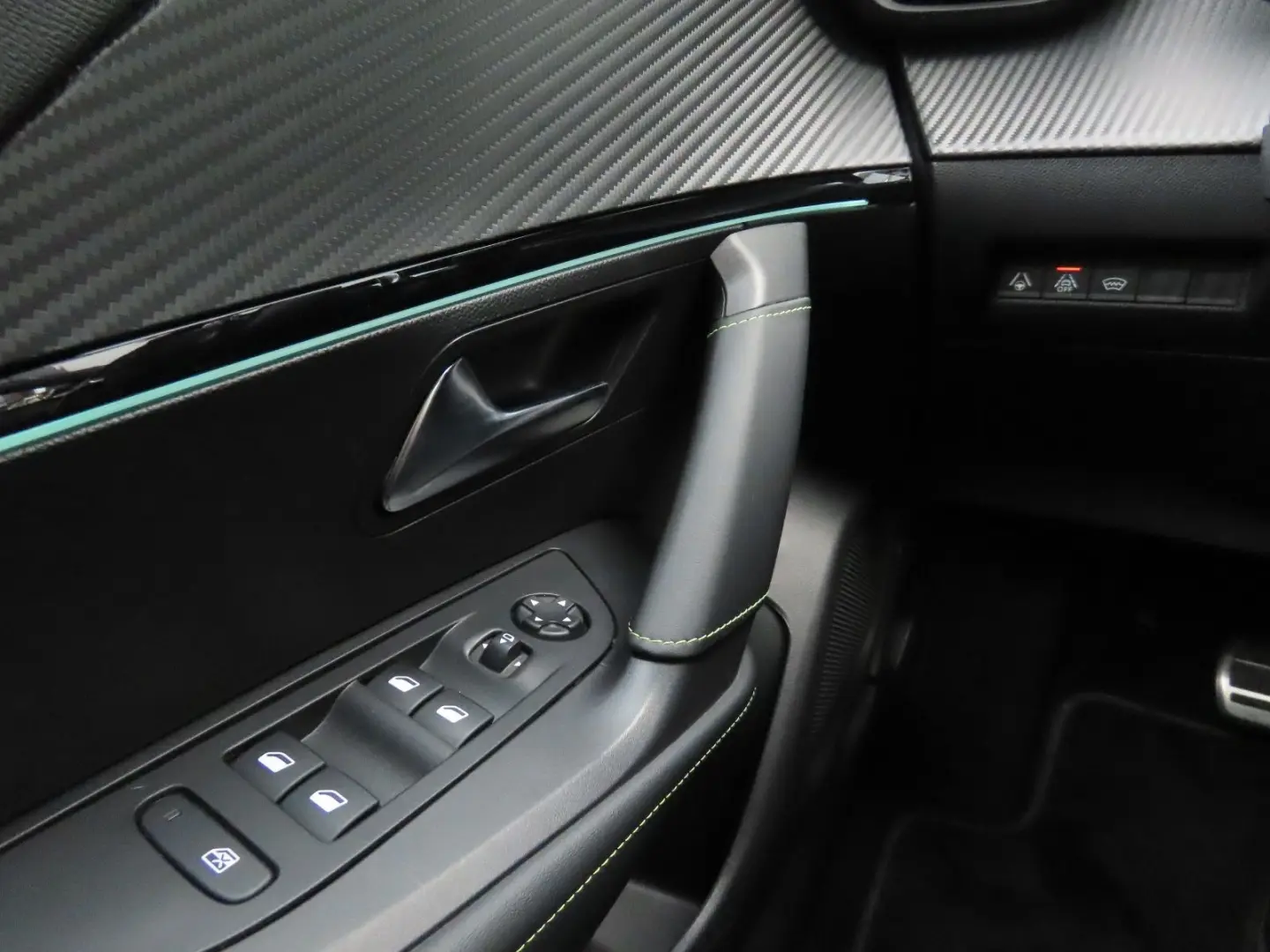 PEUGEOT 2008 PureTech 130 EAT8 Allure GT-Line-LEASING