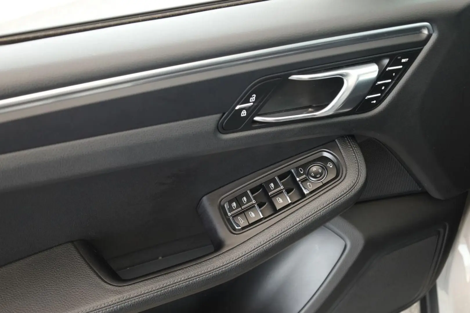 Macan LED Pano Navi SitzHZ Kam 21