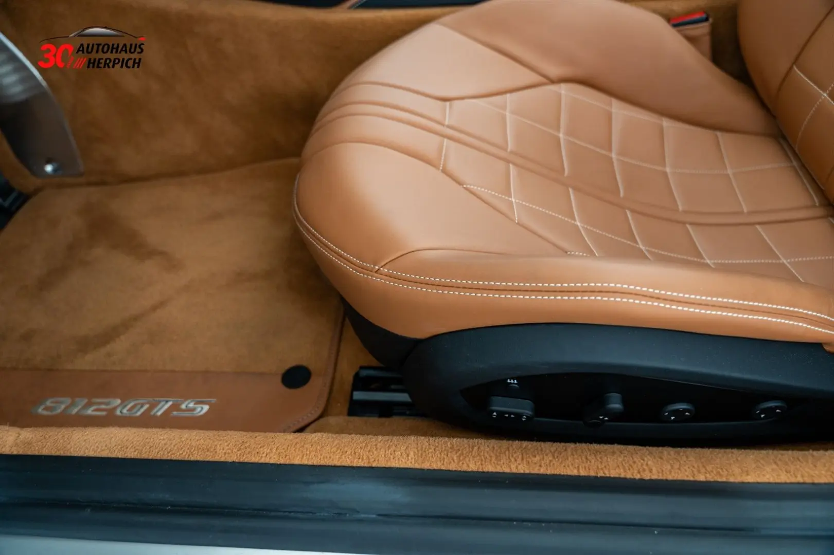 812 GTS Beifahrer-Display Lift JBL 20