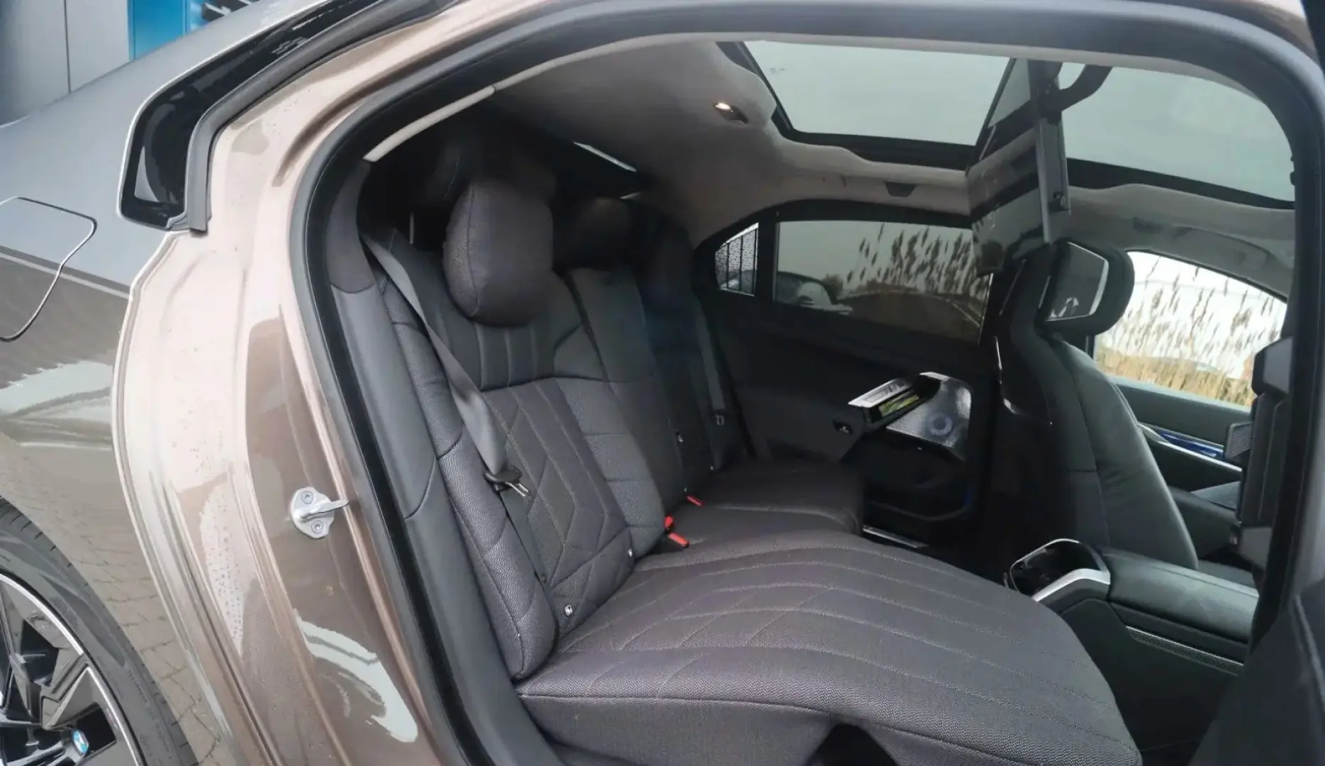 740D 4X4   M-SPORT   2-TONE   TV   LOUNGE   B&W