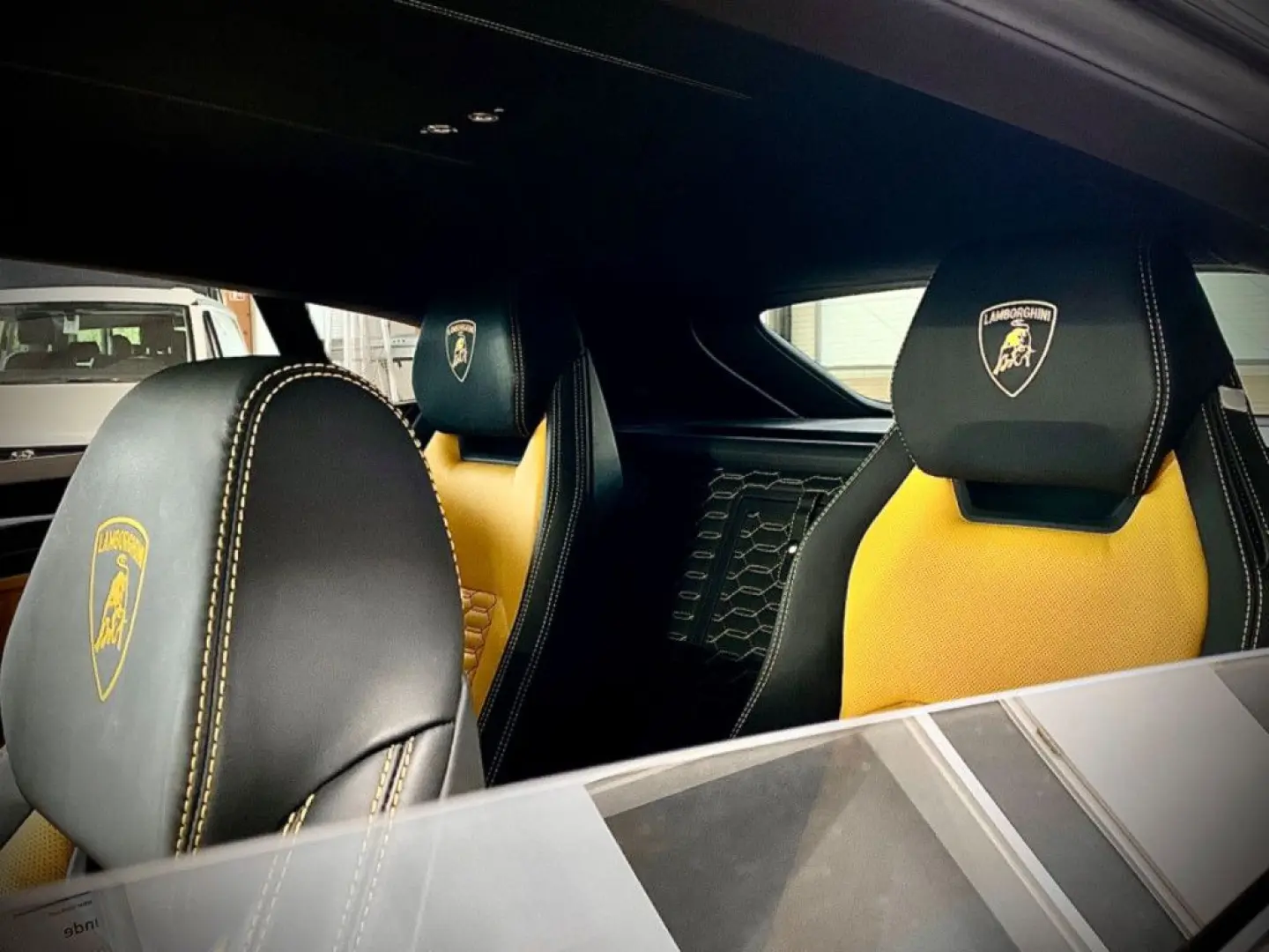 URUS 4.0 EXT./INT.CARBON*GRAU-MATT*4-SEATS