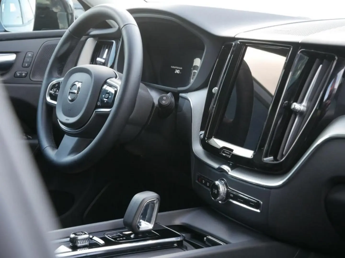 XC60 2.0 Plus Dark Recharge Plug-In Hybrid AWD