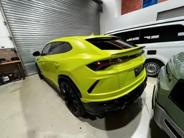 Urus 4.0 V8**VERDE SCANDAL MATT**23