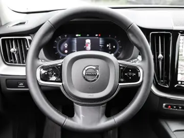 XC60 Plus Dark 2WD B4 Diesel EU6d digitales Cock
