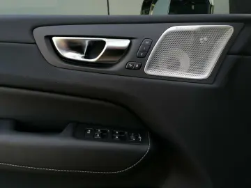 XC 60 T8 AWD Recharge Ultimate Black Edition