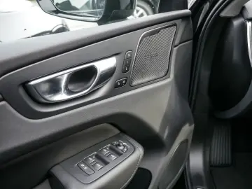 XC60 2.0 Plus Dark Recharge Plug-In Hybrid AWD