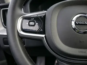 XC60 2.0 Plus Dark Recharge Plug-In Hybrid AWD
