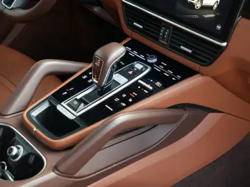 E-Hybrid Coupé  SPORTDESIGN-HINTERACHSL-AHK-VOLL