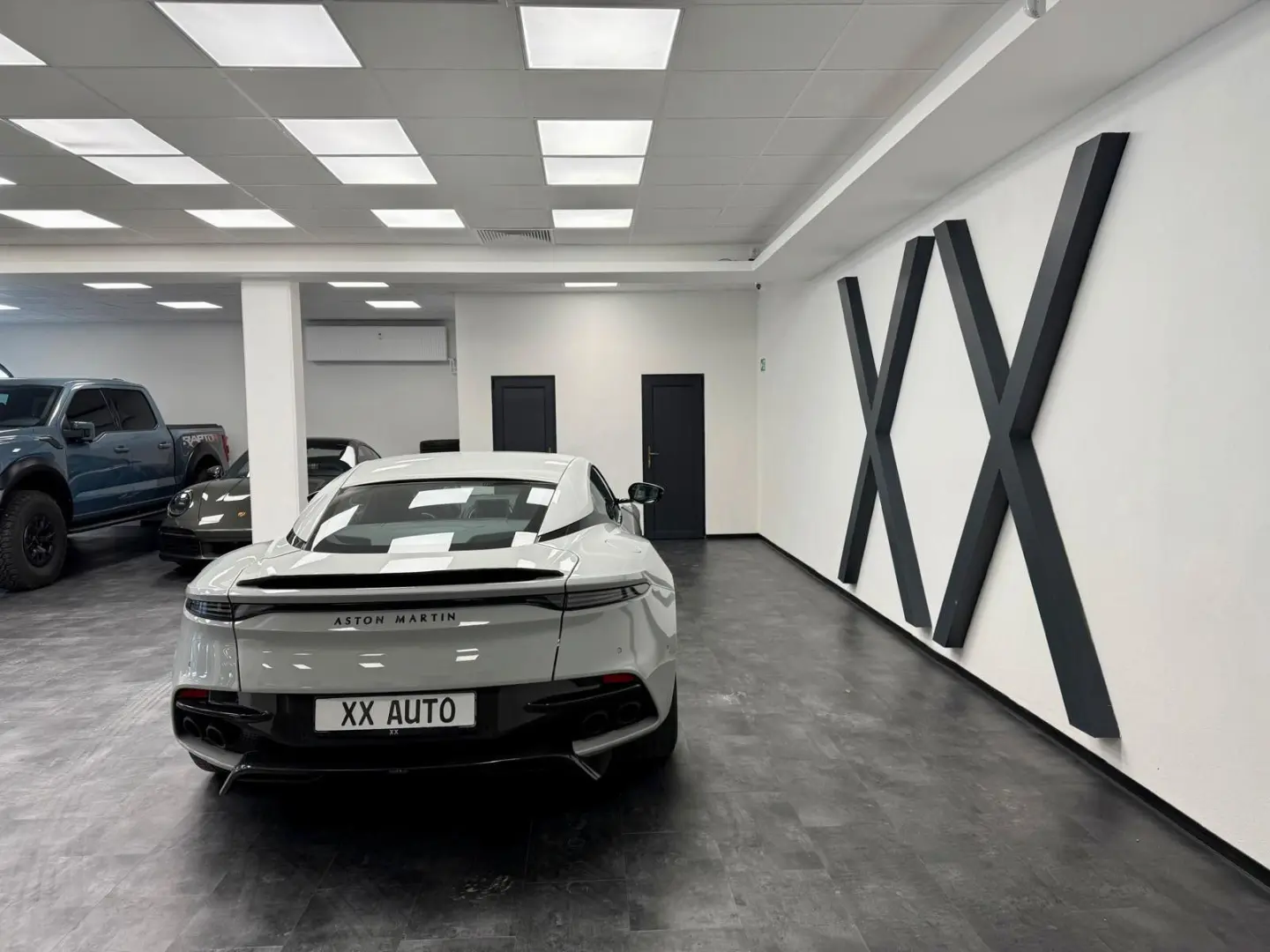 DBS Sportcoupé725PS Superleggera