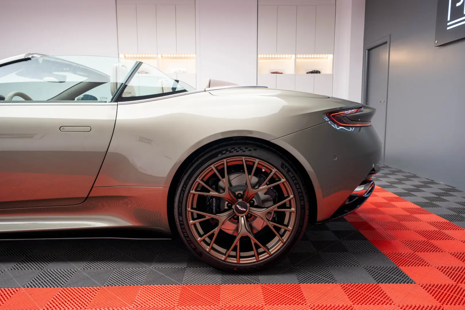 ASTON MARTIN DB12 VOLANTE