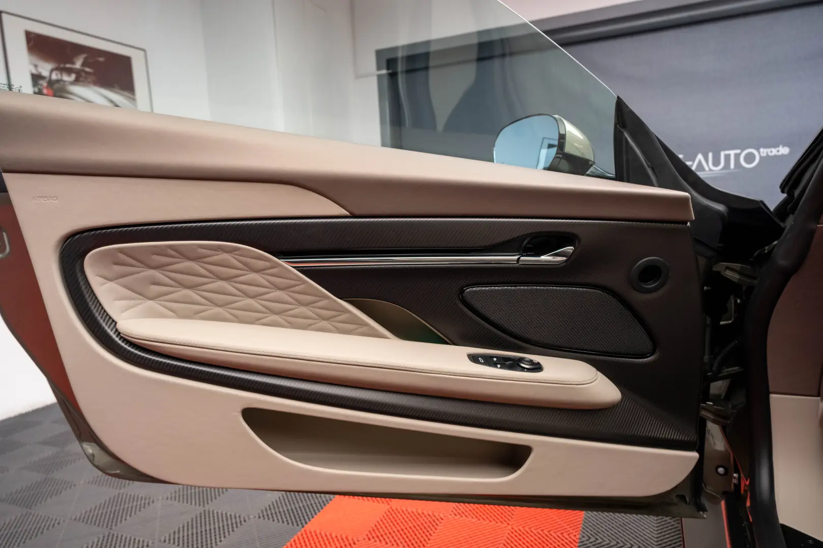 ASTON MARTIN DB12 VOLANTE