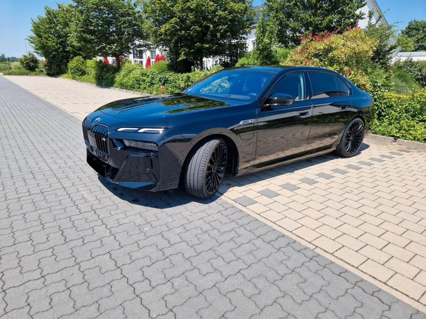 M760e xDrive Limousine