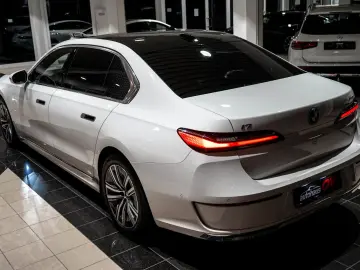BMW i7 xDrive 60 *Theatre Screen