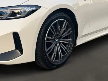 320 i xDrive Limousine M Sport  Head-up Display