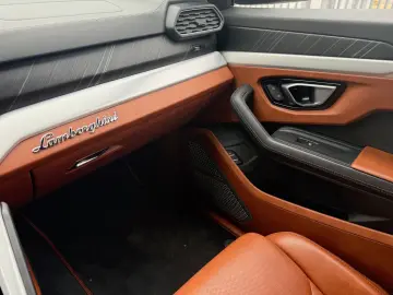 Urus Carbon Package / Akrapovic / Standhzg/ MWST