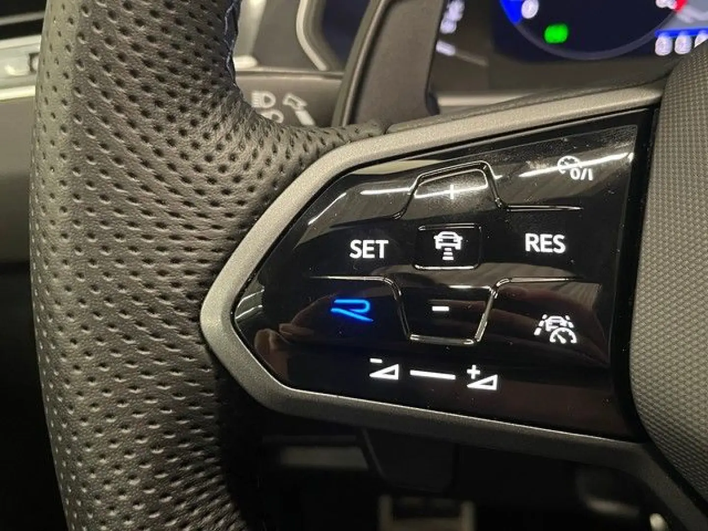 Tiguan R 2.0 TSI 4Motion PANO+LANE+ACC+MATRIX+NA