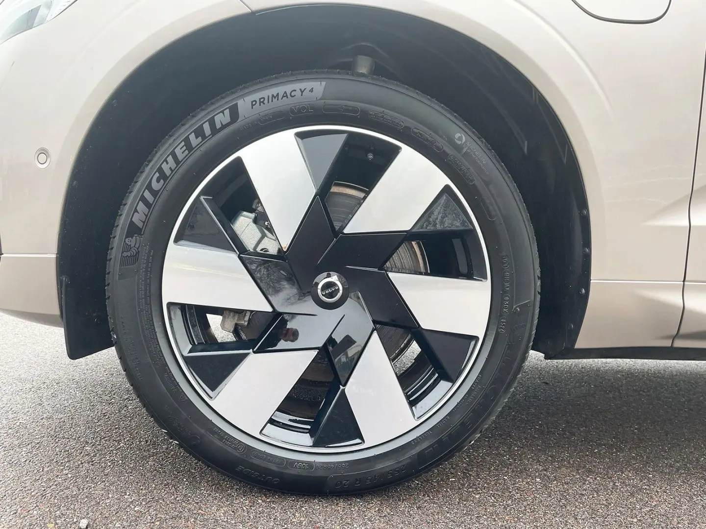XC60 T8 AWD Recharge Plus Dark  ACC BLIS LED SD