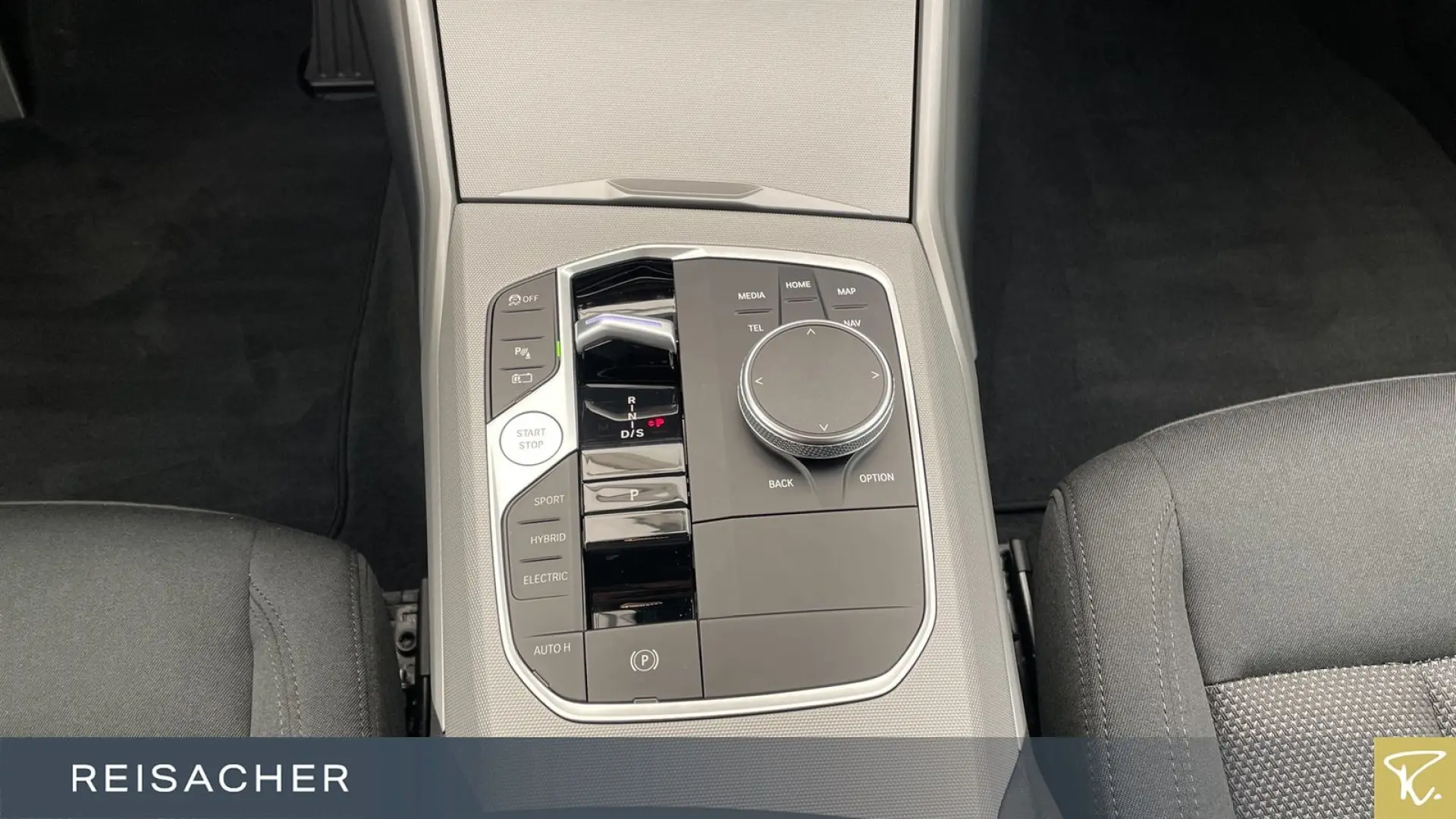 330e A xDrive Lim AdaptLED RFK PDC HuD HiFi 17