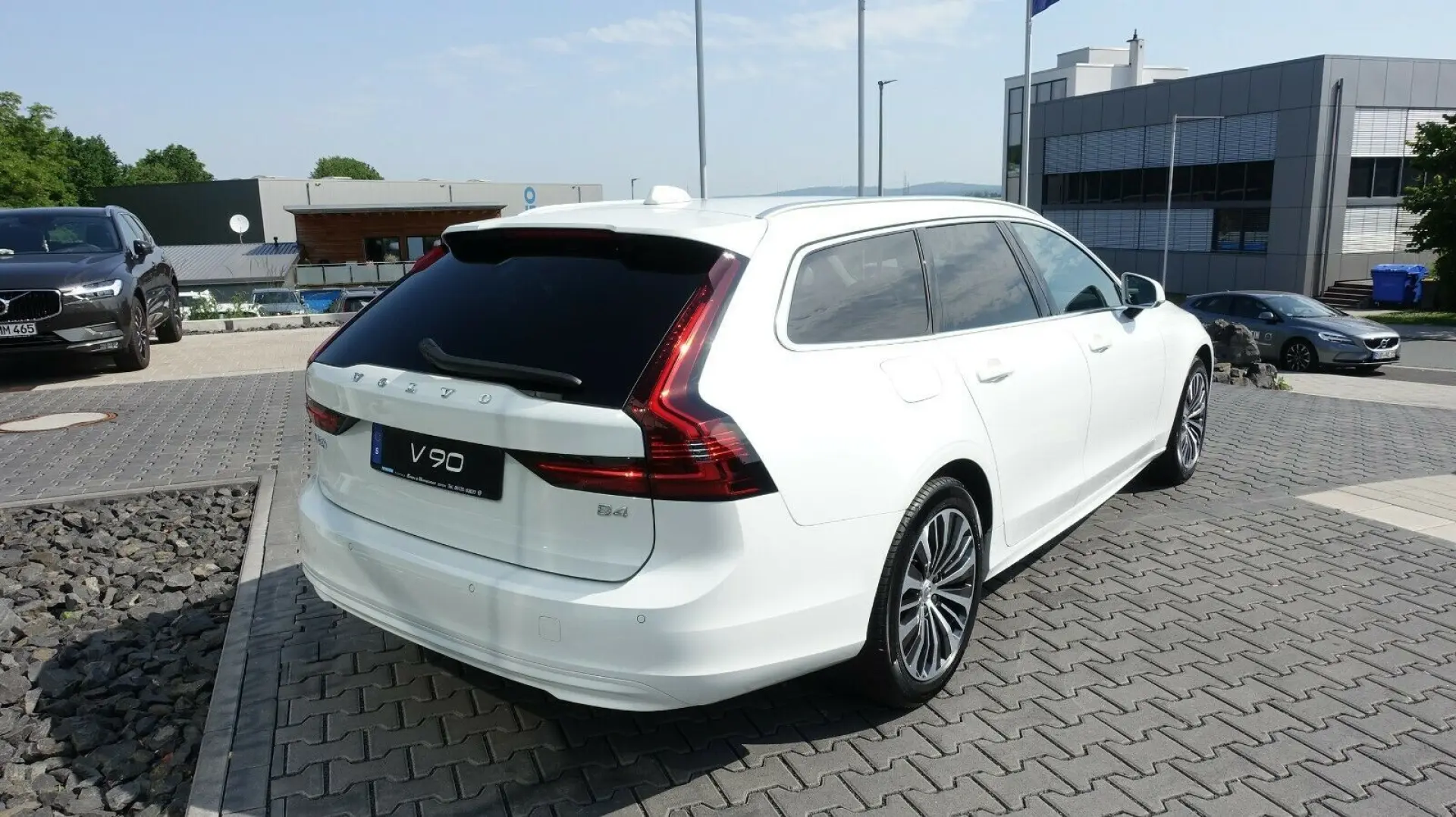 V90 Momentum Pro B4