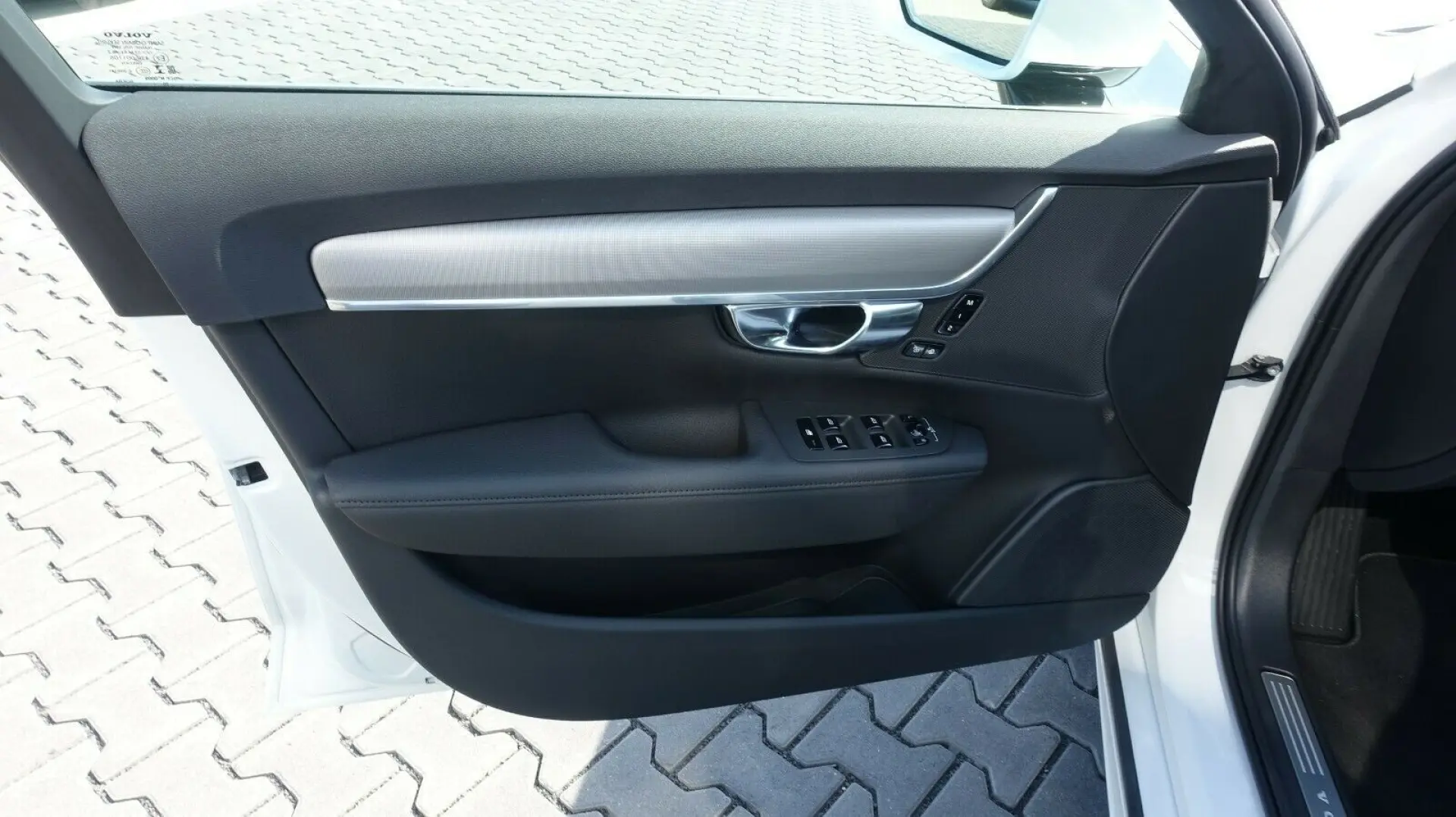 V90 Momentum Pro B4