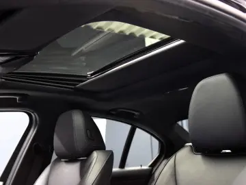 330i xDrive Limousine M Sport Leder HuD ACC AHK