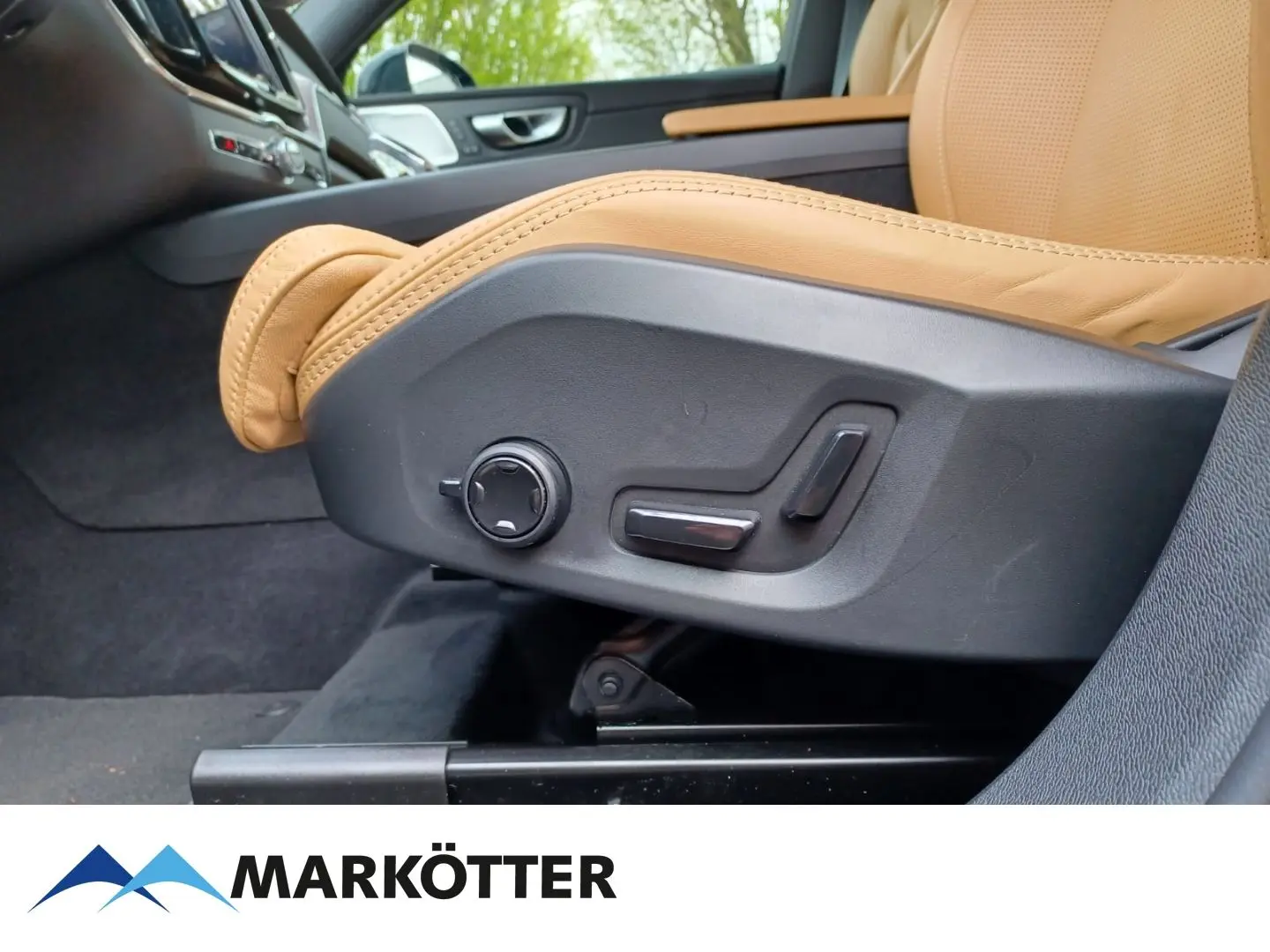 XC60 B4 AWD Ultimate Dark 22 BOWERS&W