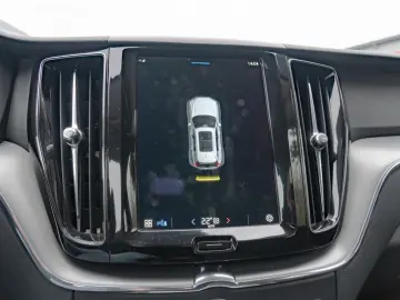 XC60 2.0 Momentum 2WD KLIMA PDC W-LAN FACEL. LED