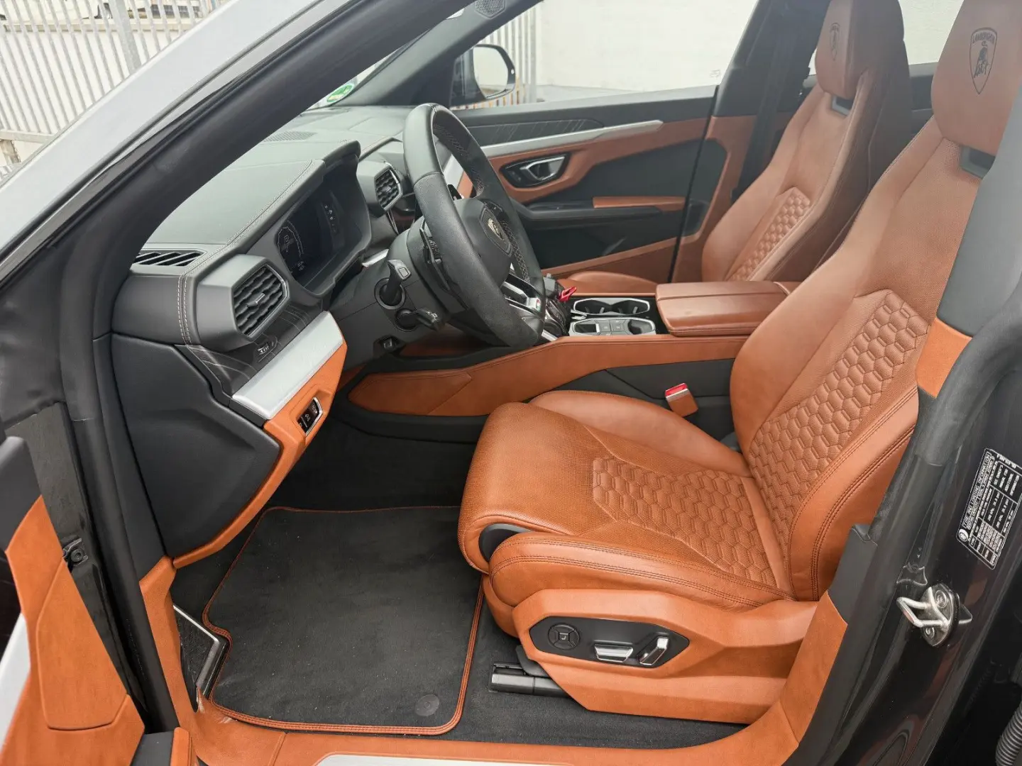 Urus Carbon Package / Akrapovic / Standhzg/ MWST