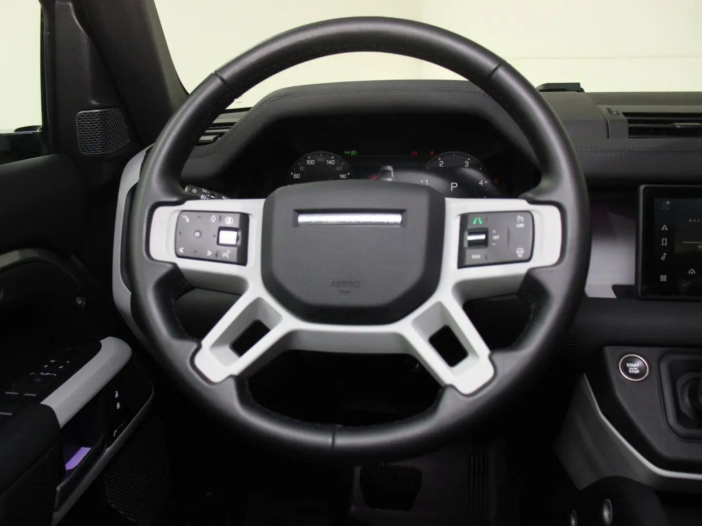 Defender 110 D300 X-Dynamic SE AHK Pano DAB