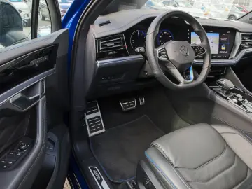 Touareg 3.0 TSI eHybrid DSG R+PANO+AHK+RFK+ACC