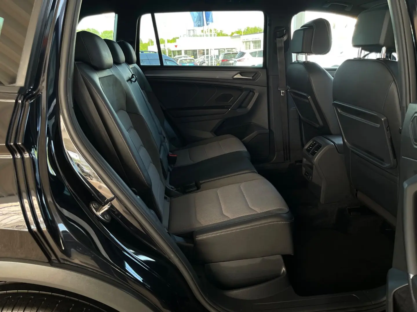 Tiguan*Allspace*R-Line*2.0 TDI*DSG*PANO*BLACK*LM