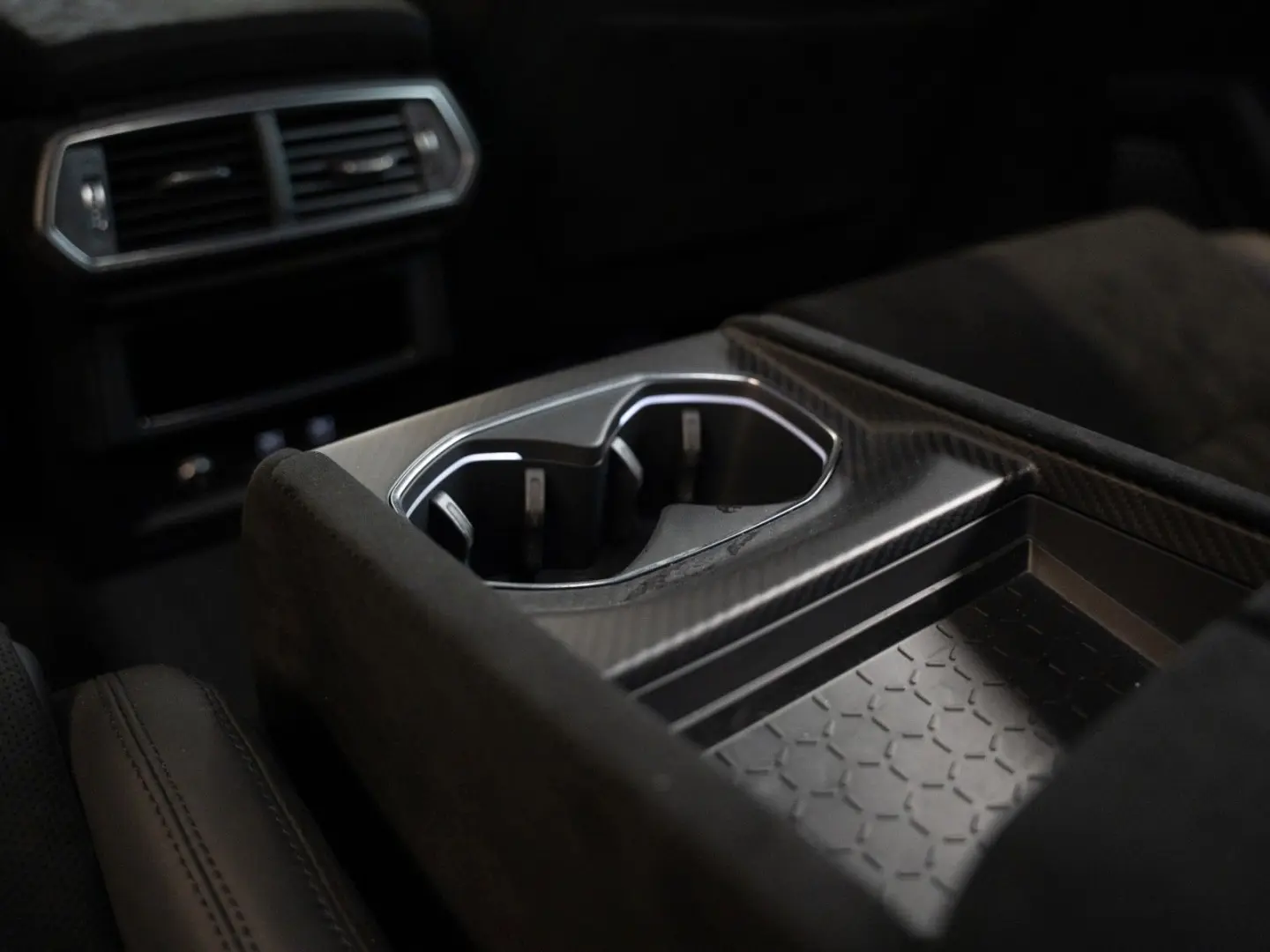 Urus Performante | Rear TV | Carbon Bonnet